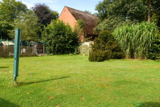 Garten mit Gewächshaus Garten mit Gewächshaus